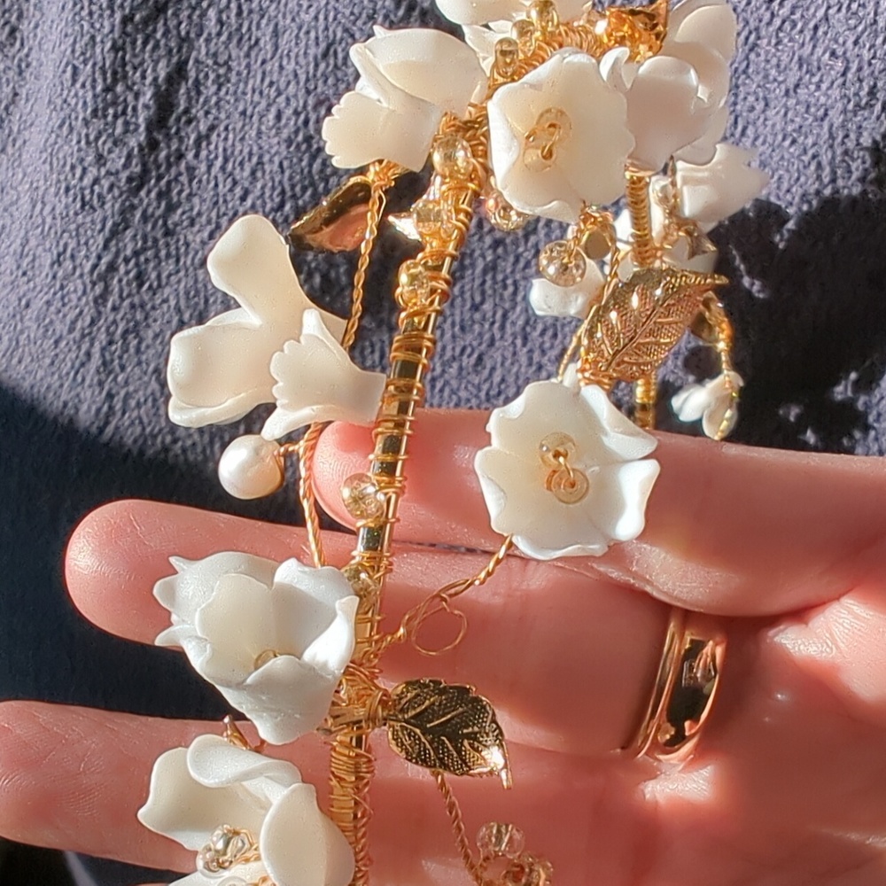 Elegant Gold and Cream Floral Hair Accessory - Picture 2 of 3